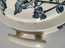 Soupière Aux Lions de Faïence – Roses trémières bleu-gris 1890-1920
