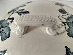 Soupière Aux Lions de Faïence – Roses trémières bleu-gris 1890-1920