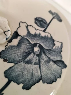 Soupière Aux Lions de Faïence – Roses trémières bleu-gris 1890-1920