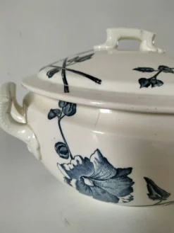 Soupière Aux Lions de Faïence – Roses trémières bleu-gris 1890-1920