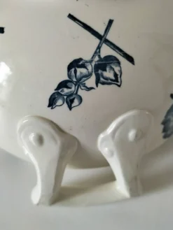 Soupière Aux Lions de Faïence – Roses trémières bleu-gris 1890-1920