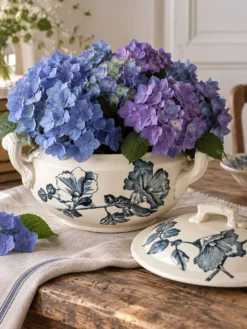 Soupière Aux Lions de Faïence – Roses trémières bleu-gris 1890-1920