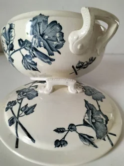 Soupière Aux Lions de Faïence – Roses trémières bleu-gris 1890-1920
