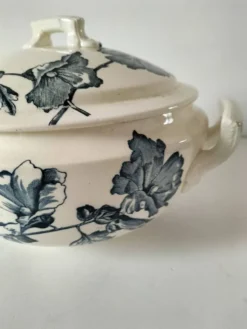 Soupière Aux Lions de Faïence – Roses trémières bleu-gris 1890-1920