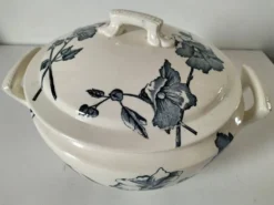 Soupière Aux Lions de Faïence – Roses trémières bleu-gris 1890-1920
