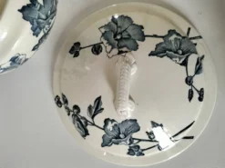 Soupière Aux Lions de Faïence – Roses trémières bleu-gris 1890-1920
