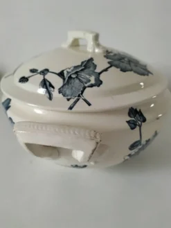 Soupière Aux Lions de Faïence – Roses trémières bleu-gris 1890-1920