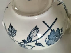 Soupière Aux Lions de Faïence – Roses trémières bleu-gris 1890-1920