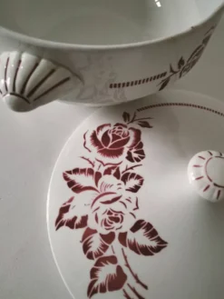 Soupière Digoin Sarreguemines modèle Atlantic, décor roses rouge profond