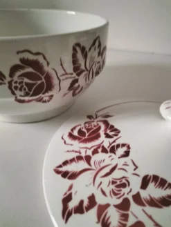 Soupière Digoin Sarreguemines modèle Atlantic, décor roses rouge profond