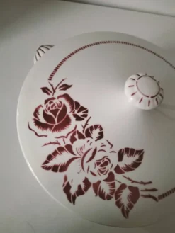 Soupière Digoin Sarreguemines modèle Atlantic, décor roses rouge profond