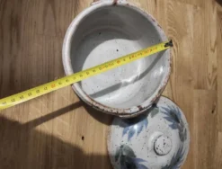 Soupière en céramique gris vernis moucheté fleurs peints en bleu vert