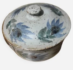 Soupière en céramique gris vernis moucheté fleurs peints en bleu vert