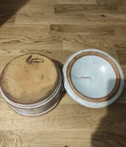 Soupière en céramique gris vernis moucheté fleurs peints en bleu vert