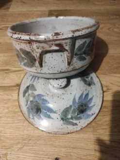 Soupière en céramique gris vernis moucheté fleurs peints en bleu vert
