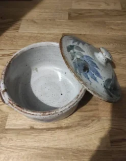 Soupière en céramique gris vernis moucheté fleurs peints en bleu vert