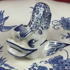 Soupière en faïence de gien & son plat, prise dauphin modèle delft bleu et