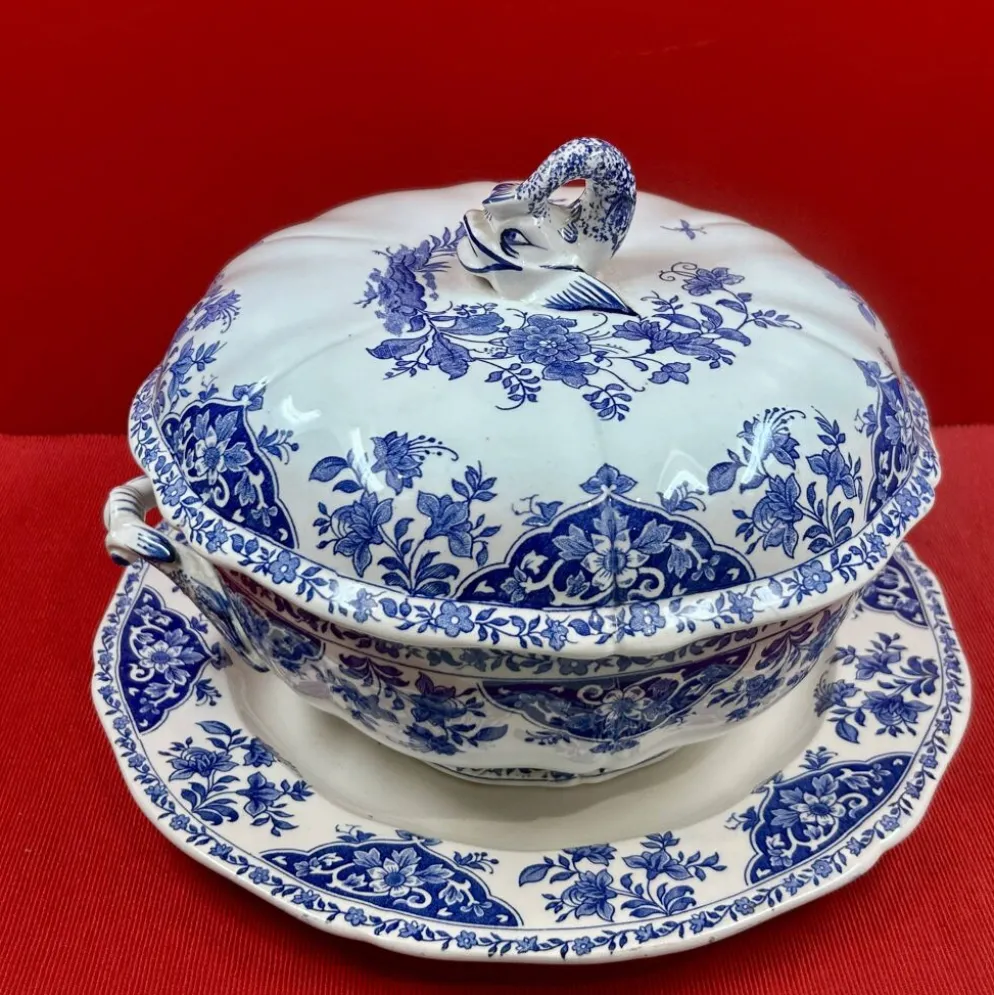 Soupière en faïence de gien & son plat, prise dauphin modèle delft bleu et