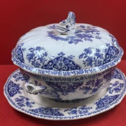 Soupière en faïence de gien & son plat, prise dauphin modèle delft bleu et