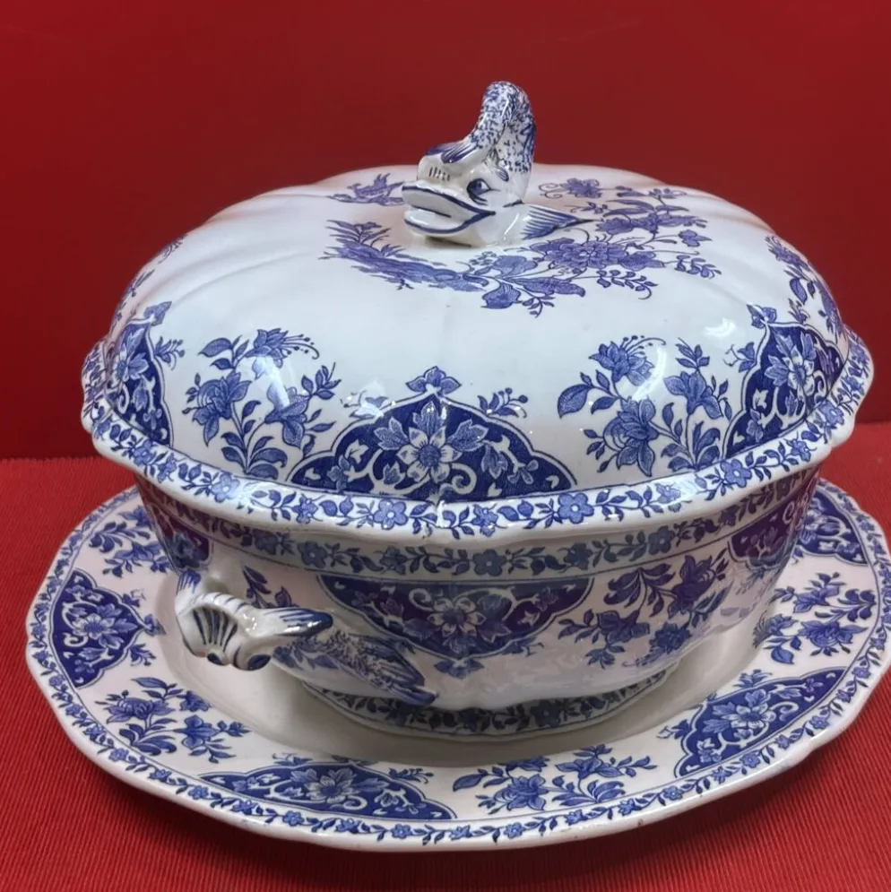 Soupière en faïence de gien & son plat, prise dauphin modèle delft bleu et