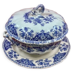 Soupière en faïence de gien & son plat, prise dauphin modèle delft bleu et