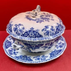 Soupière en faïence de gien & son plat, prise dauphin modèle delft bleu et