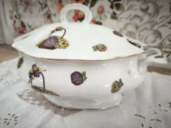 Soupière en porcelaine de Limoges décor panier d'hortensias