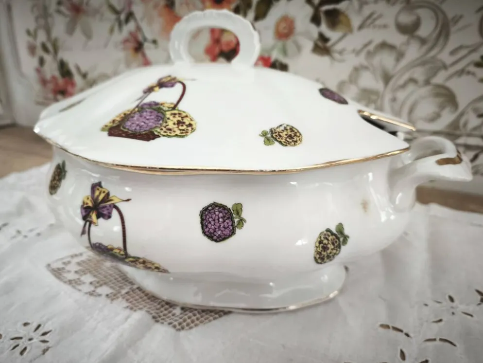 Soupière en porcelaine de Limoges décor panier d'hortensias