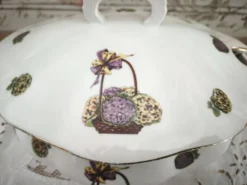 Soupière en porcelaine de Limoges décor panier d'hortensias