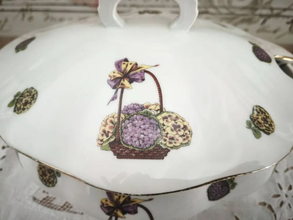 Soupière en porcelaine de Limoges décor panier d'hortensias