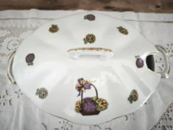 Soupière en porcelaine de Limoges décor panier d'hortensias