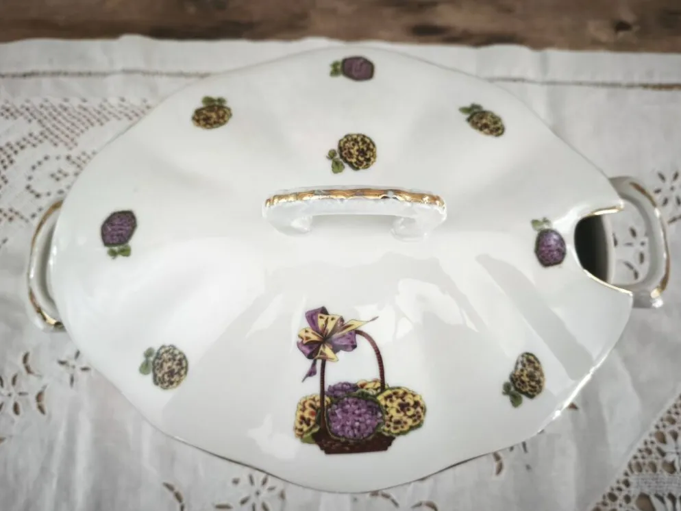 Soupière en porcelaine de Limoges décor panier d'hortensias