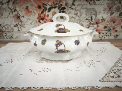 Soupière en porcelaine de Limoges décor panier d'hortensias