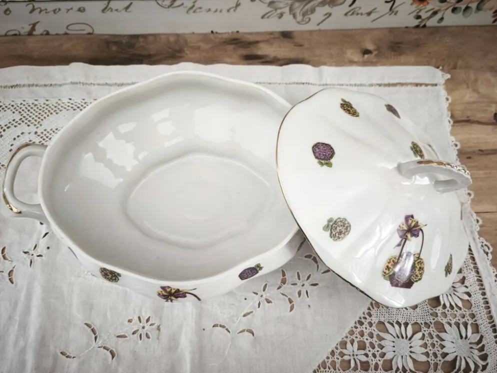 Soupière en porcelaine de Limoges décor panier d'hortensias