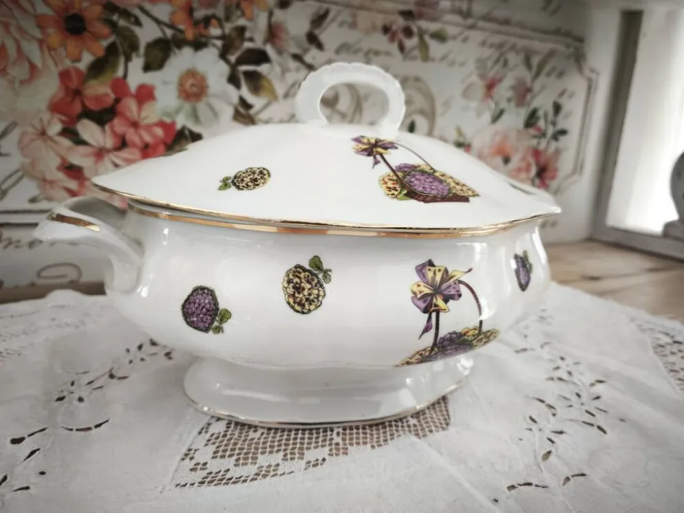 Soupière en porcelaine de Limoges décor panier d'hortensias
