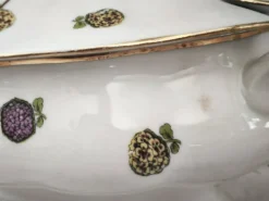 Soupière en porcelaine de Limoges décor panier d'hortensias