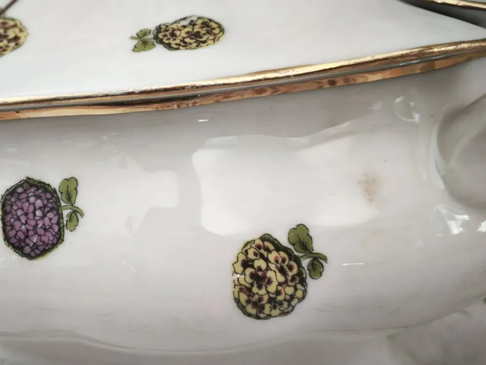 Soupière en porcelaine de Limoges décor panier d'hortensias