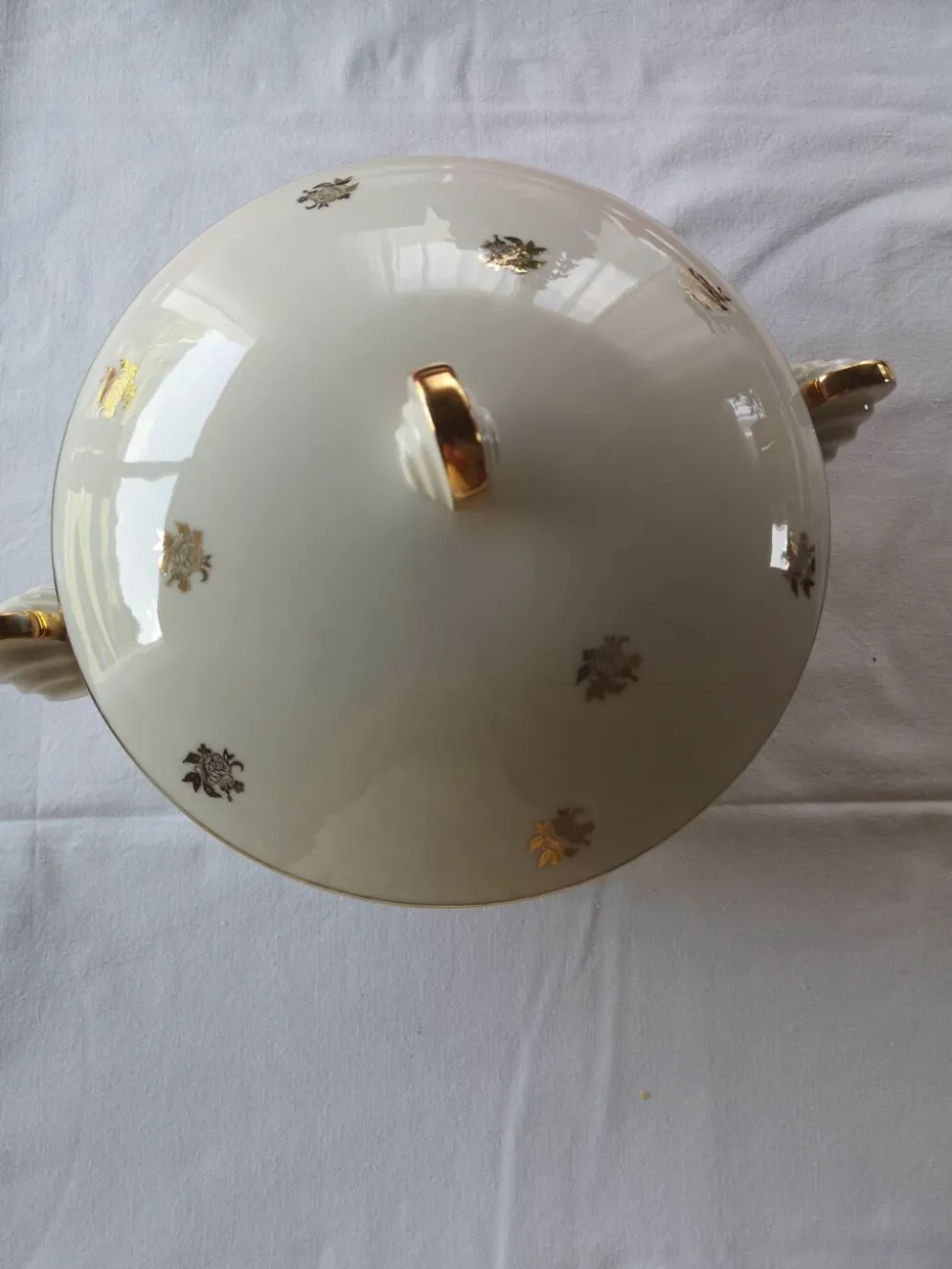 Soupière en porcelaine française, style classique et élégant,