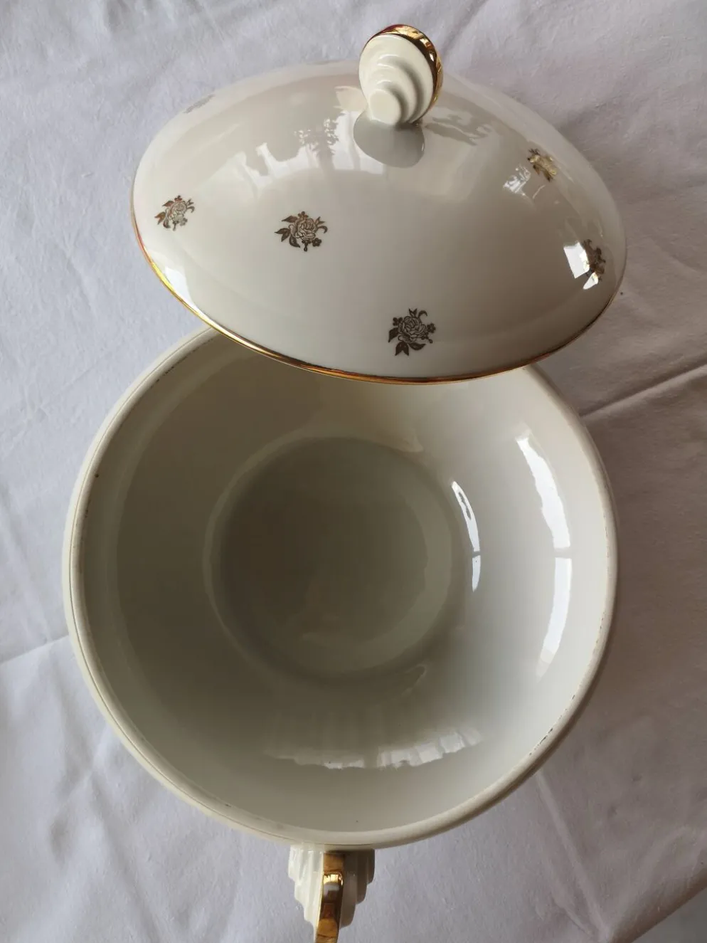 Soupière en porcelaine française, style classique et élégant,