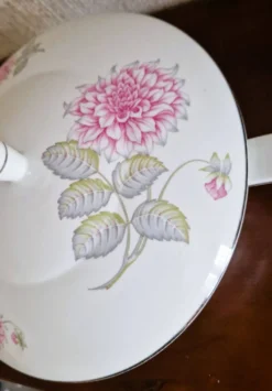 Soupière en porcelaine Haviland blanche avec motifs Dalhia