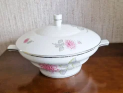 Soupière en porcelaine Haviland blanche avec motifs Dalhia