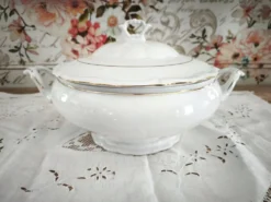 Soupière en porcelaine Manufacture blanche double filet or peint à la main
