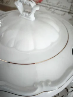 Soupière en porcelaine Manufacture blanche double filet or peint à la main