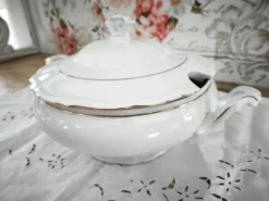 Soupière en porcelaine Manufacture blanche double filet or peint à la main