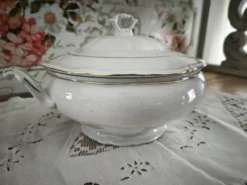 Soupière en porcelaine Manufacture blanche double filet or peint à la main