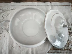 Soupière en porcelaine Manufacture blanche double filet or peint à la main