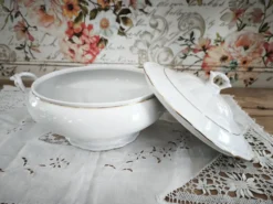 Soupière en porcelaine Manufacture blanche double filet or peint à la main