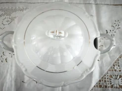 Soupière en porcelaine Manufacture blanche double filet or peint à la main