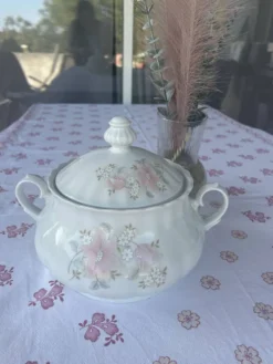 Soupière en porcelaine motif floral
