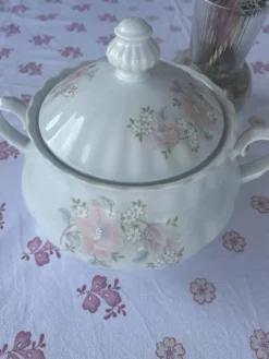 Soupière en porcelaine motif floral